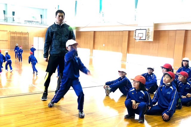 元プロ野球選手の今井さんが森町小で野球の巡回指導