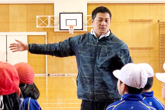 指導する今井さん