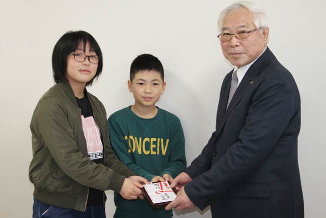 左から粟生津小5年生の斉藤さん、渡辺さん、山岡燕市社協会長左から粟生津小5年生の斉藤さん、渡辺さん、山岡燕市社協会長