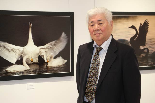 ギャラリーみつけで開かれている木原尚写真展「白鳥＜美態＞」で写真家の木原さん