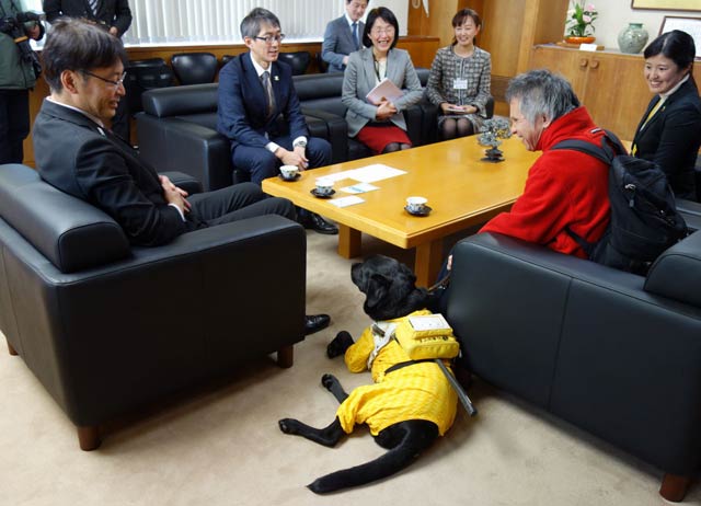 盲導犬普及キャラバンが国定三条市長を表敬訪問