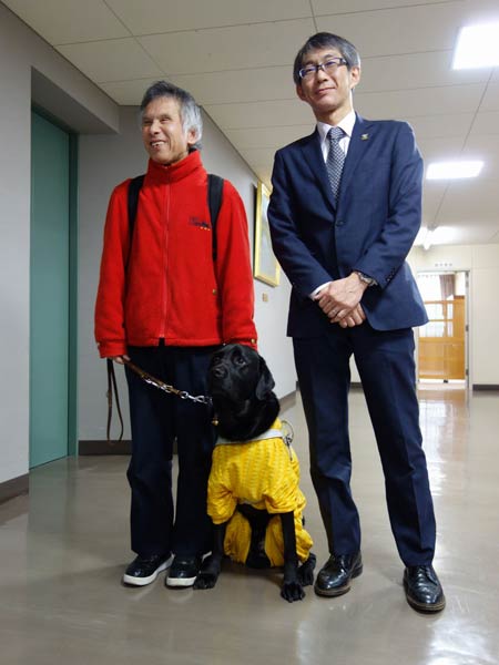 左から今井さん、ルディ、根本センター長