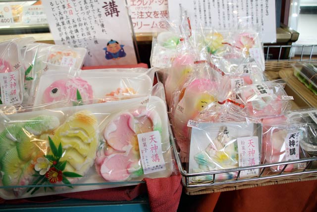 田の口屋の棚に並ぶ天神講菓子