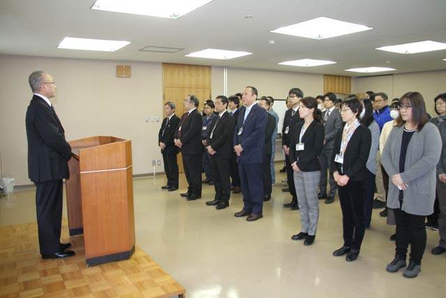 小林村長の訓示を聞く職員