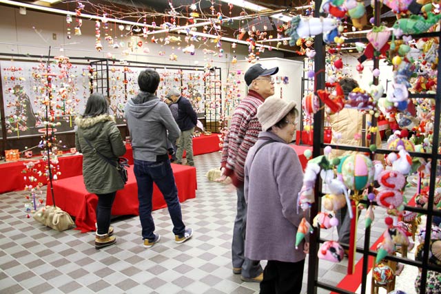 「良寛の里わしま」に隣接するお休み処「和らぎ家」と「良寛の里美術館」で開かれている「つるし雛まつり」