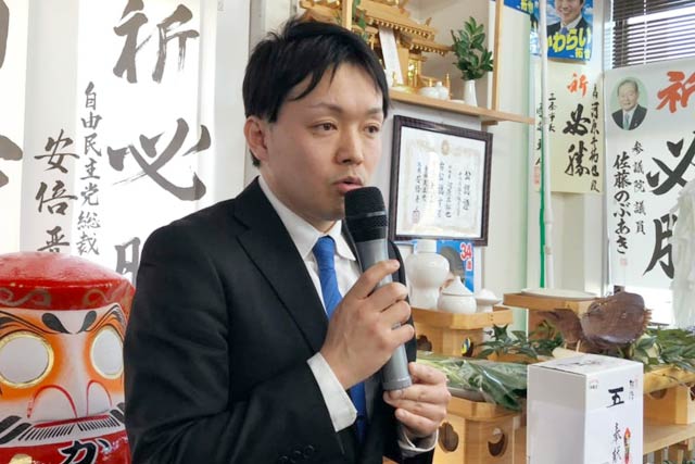 事務所開所式で決意表明する河原井氏