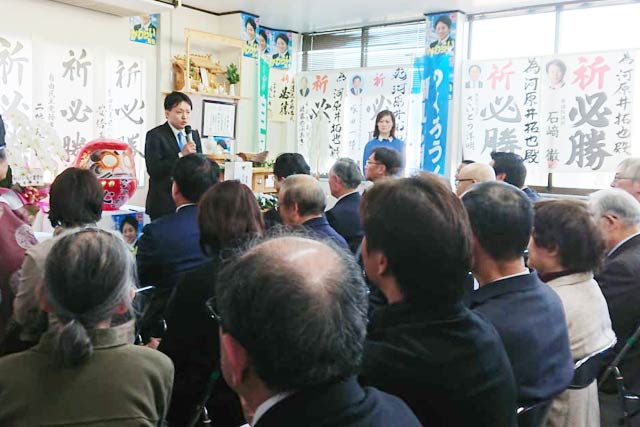 事務所開所式で決意表明する河原井氏