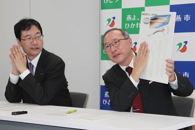 記者会見する鈴木市長(左)と捧理事長
