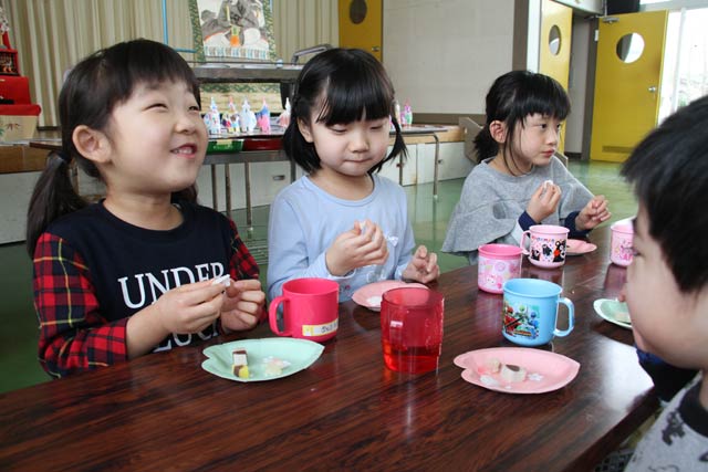 砕いた天神講菓子を味わう