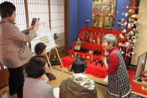 岩室温泉街を歩いてひな人形をはしご