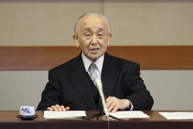 記者会見する小池加茂市長
