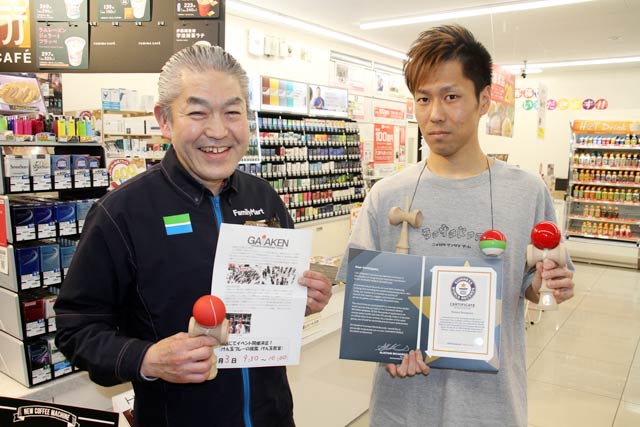 ファミリーマート三条大崎店の西脇店主(左)とGATAKEN代表の長谷川さん