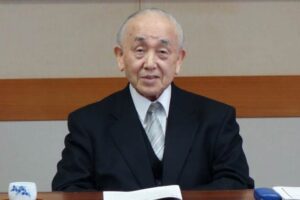 記者会見で新年度予算案を発表する小池加茂市長
