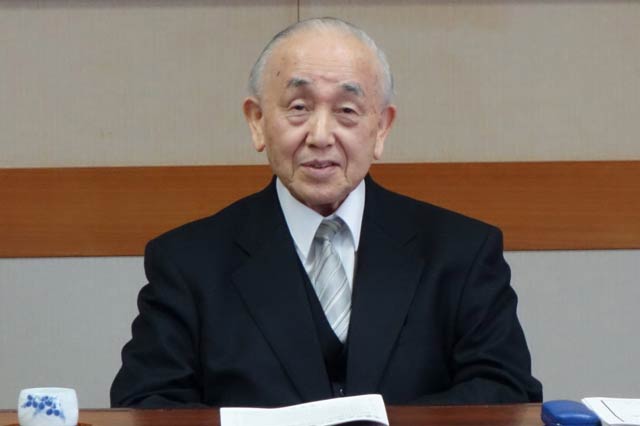 記者会見で新年度予算案を発表する小池加茂市長