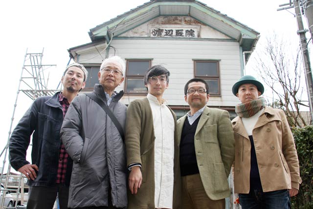 左からスペースデザインタクミの斉藤巧さん、アックス都市開発の栗山義弘さん、カフェ＆バー「ポテサララボ」を回転する皆川裕さん、金子勉建築設計事務所の金子勉さん、西村デザインの西村隆行さん