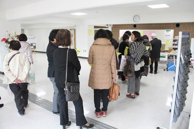 「燕市市民教養講座フェスティバル2019」で手作りパンのプレゼントに行列