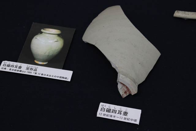 燕市遺跡出土展で展示されている熊ノ田遺跡から出土した白磁四耳壺の一部(右)