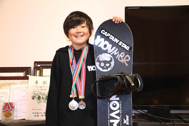 国内史上最年少9歳のプロスケートボーダーになる村上広乃輔君