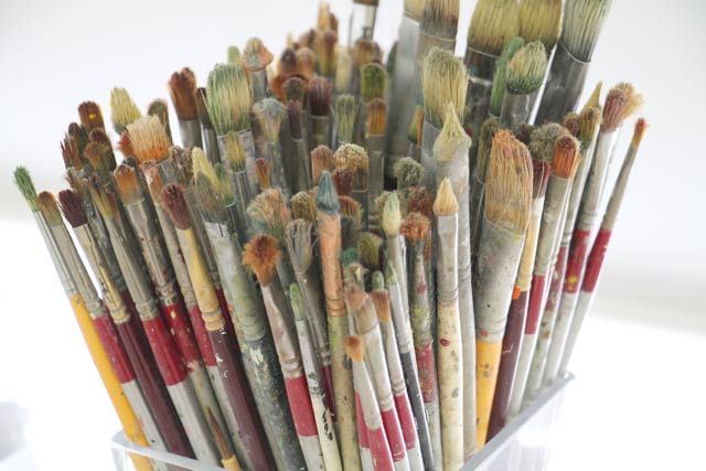 04年からヒメサユリを描くのに使った絵筆も展示