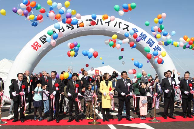 国道8号バイパス記念イベントのテープカットとバルーンリリース
