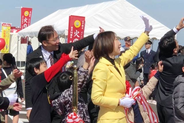 バルーンに手を振る菊田衆院議員と国定三条市長