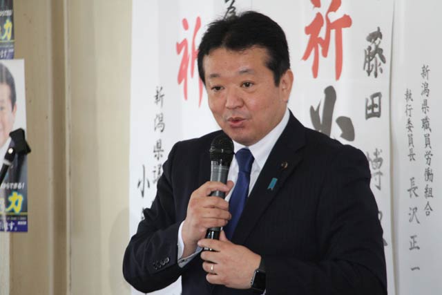 事務所開きであいさつする藤田氏