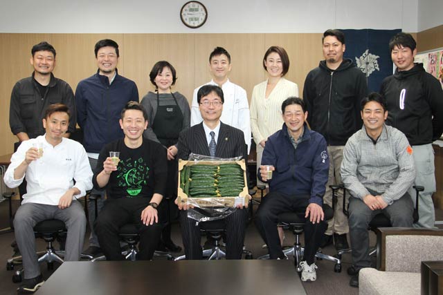 もとまちきゅうり普及委員会が鈴木燕市長を表敬訪問