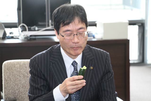 もとまちきゅうりにかぶりつく鈴木市長