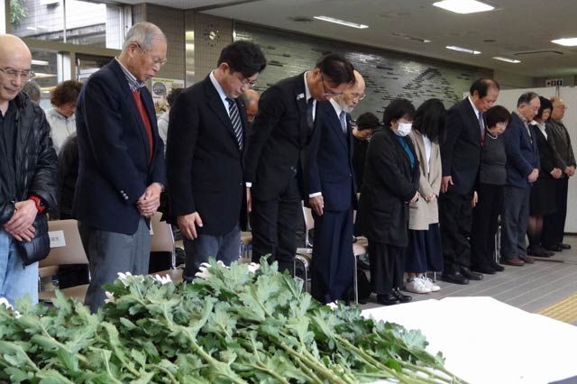 三条市が東日本大震災の黙とうと献花