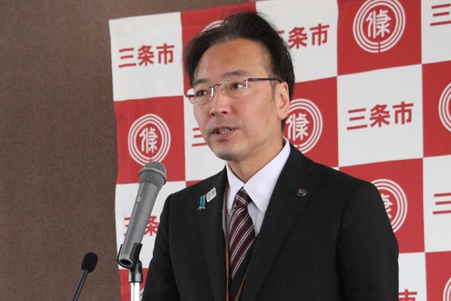 記者会見する国定市長