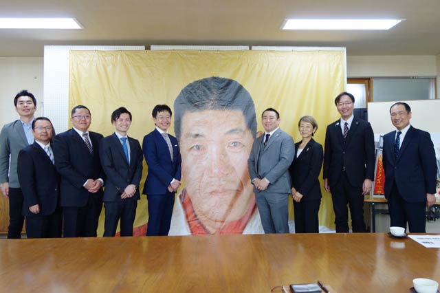 寄付されたジャイアント馬場さんの巨大懸垂幕