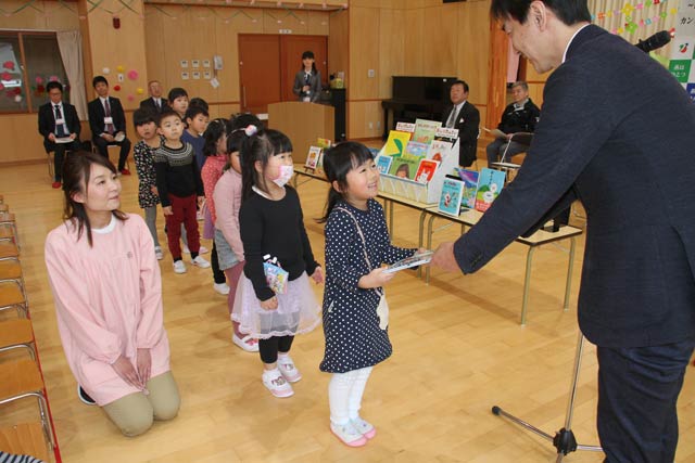 燕こども園で児童書の贈呈式
