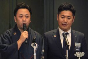 加茂青年会議所と燕三条青年会議所の初めての合同例会であいさつする加茂JCの小日向理事長(左)と燕三条JCの神田理事長