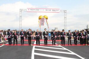 国道289号燕北バイパス朝日大橋開通記念式のテープカットとくす玉割り