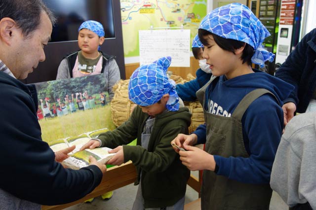 道の駅「漢学の里しただ」で「森笑米」を販売する森町小5年生