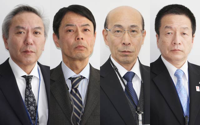 左から議会事務局長に昇任の今井和行防災課長、教育次長に昇任の宮地一規学校教育課長、燕・弥彦総合事務組合に派遣の清野一徳水道局長（経営企画課長）、総務部主幹（防災主幹）に昇任の十河浩防災課主幹（防災主幹）