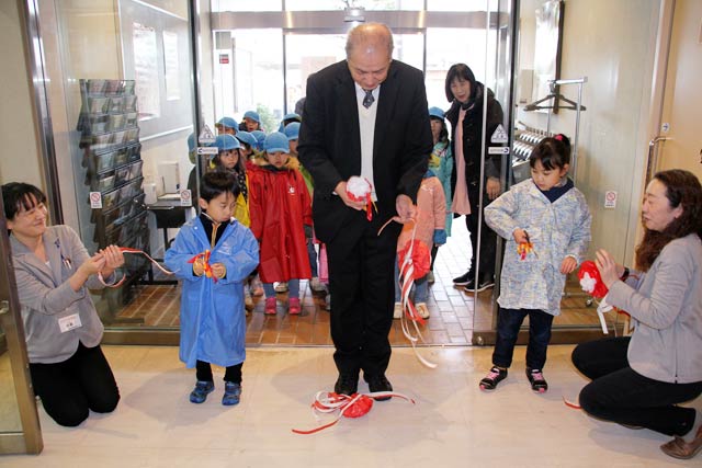 燕こども園の年長児が改修工事が終わった図書館のテープカット