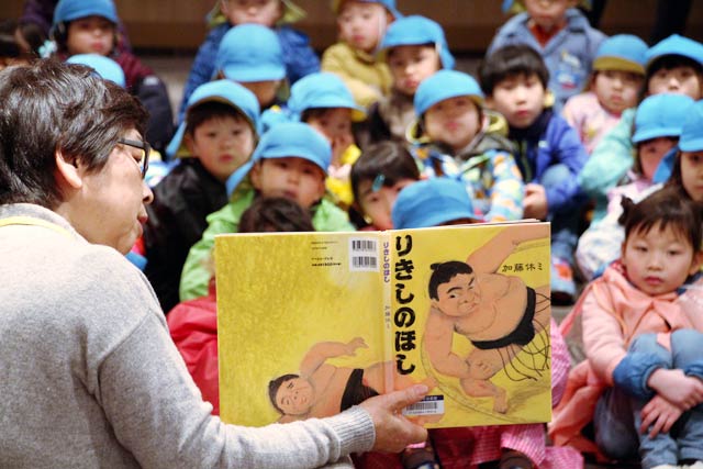読み聞かせに熱中する園児