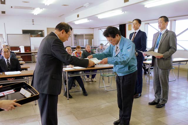 三条市交通安全協会が新潟県安全運転管理者協会の平成30年度総合成績優秀・優良表彰を伝達