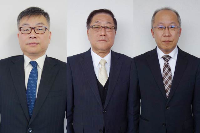 左から経済部長へ異動する渡辺一美議会事務局長、議会事務局長に異動する栗山貴行教育委員会教育部長、教育部長に昇任する遠藤正士教育委員会教育総務課長