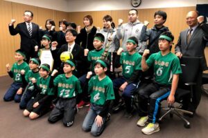 初めて全国大会に出場する競技ドッジボールチーム「M.U.D.C」が燕市長を表敬訪問