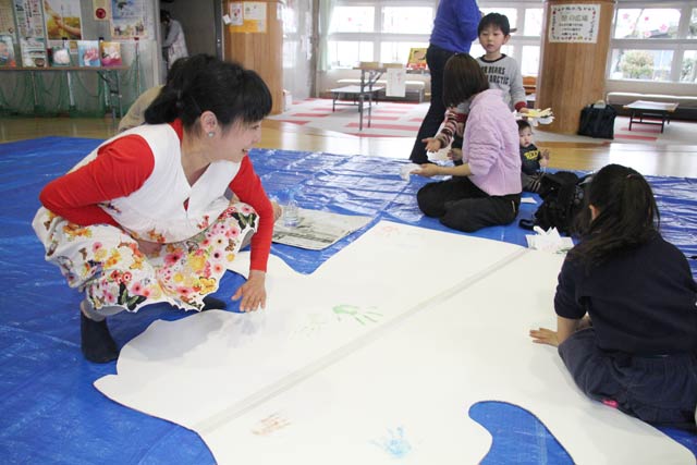巨大な紙相撲も制作