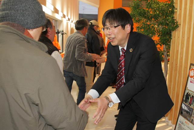 参加者を握手して送る杉井氏