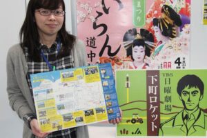 手にしているのがロケ地マップの見本、右が田んぼアートのデザイン