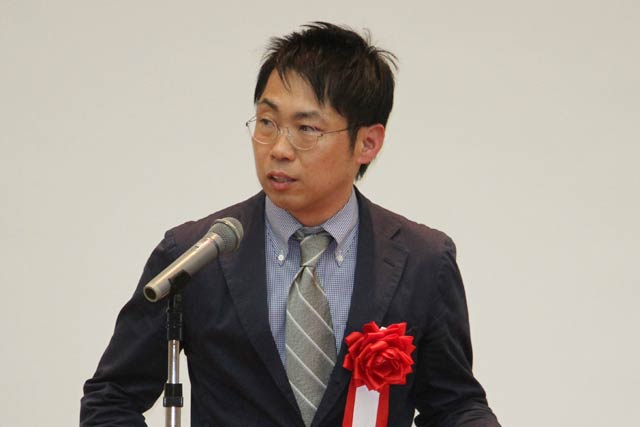 園芸用ナイフ「レジャーナイフ」シリーズのアングル型でジャパン・ツバメ・インダストリアルデザインコンクールのグランプリを受賞した富田刃物の富田社長