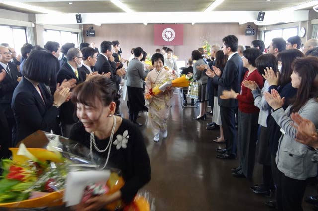 三条市の退職者辞令交付式