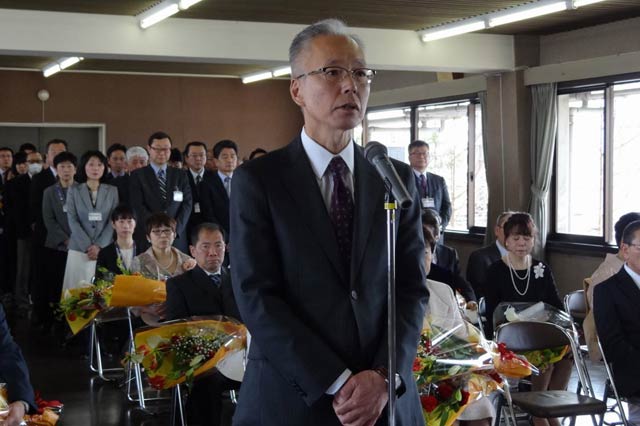 退職者を代表して謝辞を述べる長谷川経済部長