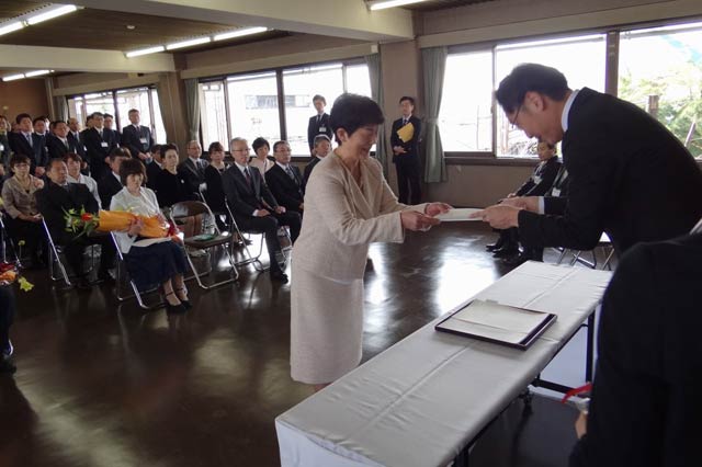退職者に国定市長から辞令書を手渡す