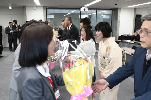 燕市で退職者の辞令交付式