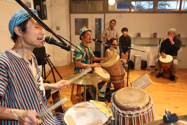 極楽波動夢クラブが三条ものづくり学校でライブ